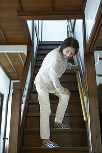 祖母膝盖疼痛地下楼梯图片