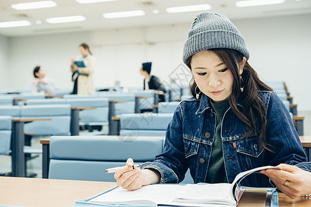 教室里的大学生形象图片