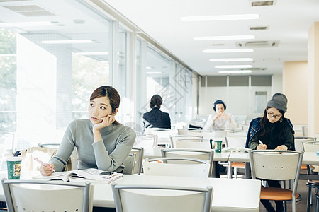 自助餐厅的大学生图片