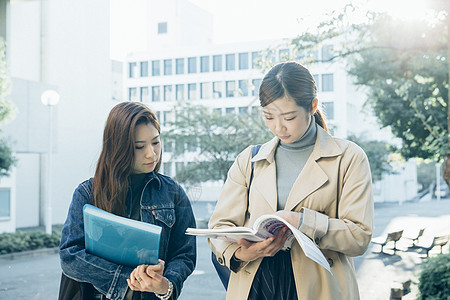 校园里的大学生图片