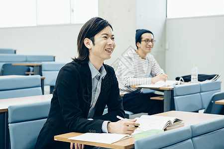 教室里的大学生图片