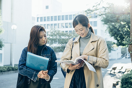 校园里的大学生图片