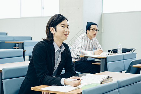 教室里的大学生图片