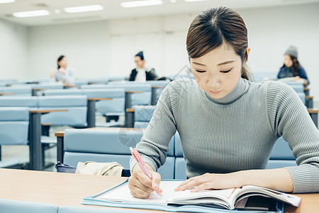 教室里学习的学生高清图片