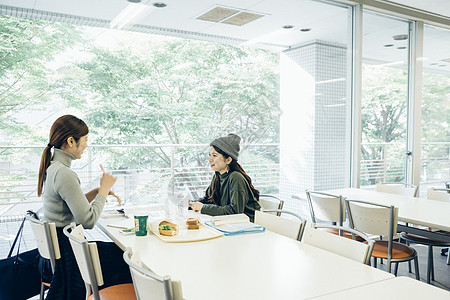 自助餐厅里的大学生图片