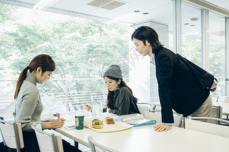 在餐厅吃饭的大学生们图片