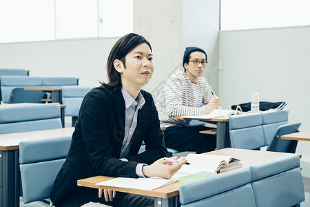 坐在教室里的大学生图片