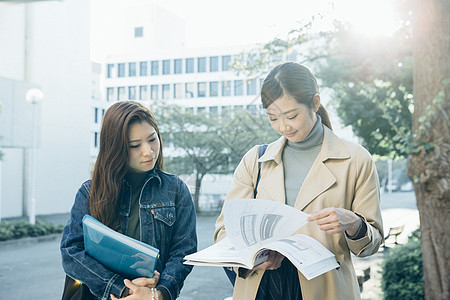 校园里的大学生图片