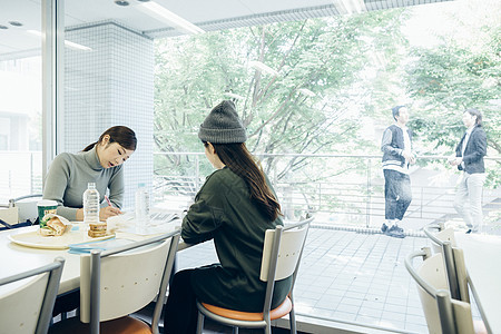 餐厅里正在吃饭的大学生图片