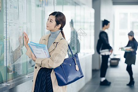 手拿书本的女大学生图片