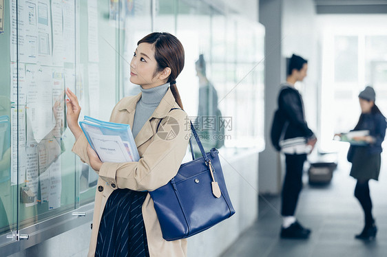 手拿书本的女大学生图片