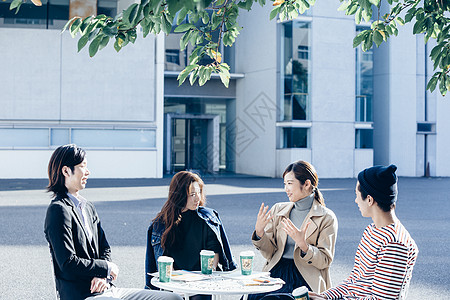 校园里年轻活力的大学生图片