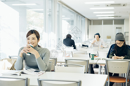 餐厅里的大学生图片