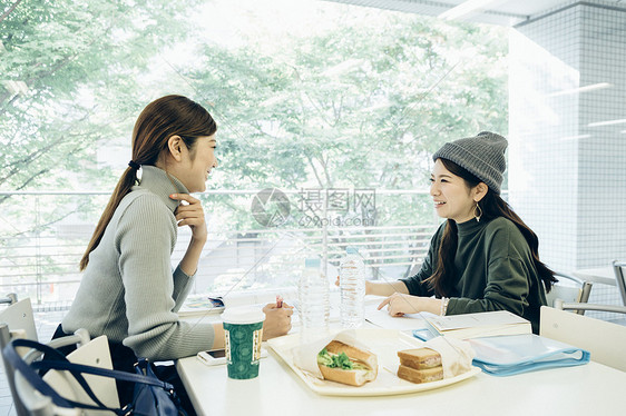 餐厅里的大学生正在吃饭图片