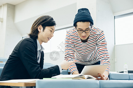 大学课堂上正在谈论的大学生图片