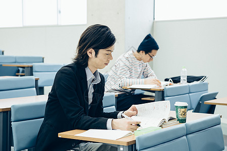 大学课堂上正在听课学习的大学生图片