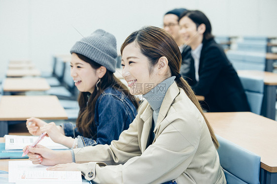 大学课堂上正在听课学习的大学生图片