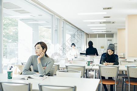 在餐厅吃饭的大学生图片