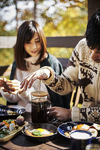 室外做咖啡的男人图片