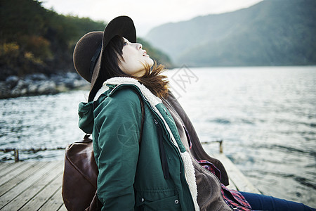 在湖边旅行的女生图片