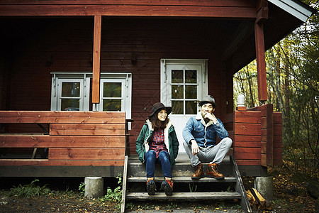 一对夫妇坐在小屋前图片