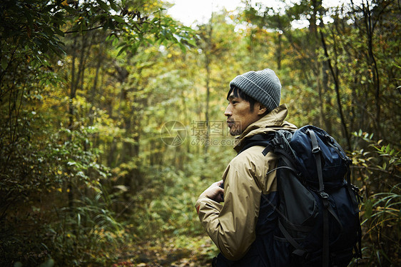 走在山道路的人图片