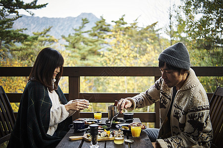 一对日本人夫妇室外吃早餐图片