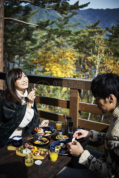 一对日本夫妇户外吃早餐图片