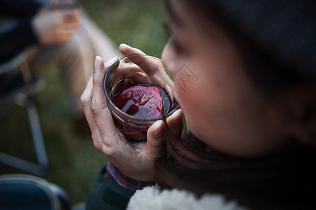 手捧热红酒的女人图片