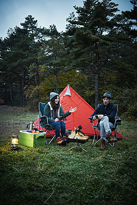 一对夫妇在帐篷外聊天图片