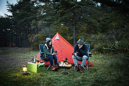 一对夫妇在帐篷外谈话图片