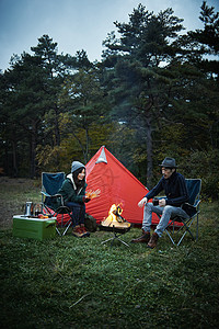 一对夫妇在帐篷里说话图片