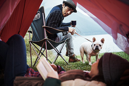 帐篷里的人和狗图片