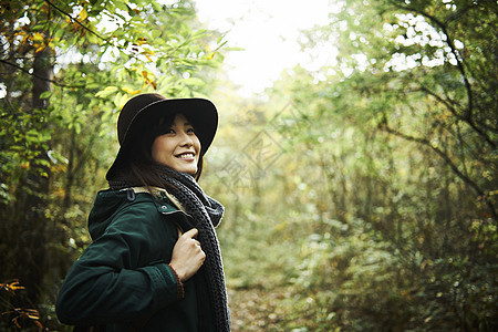 一个女人走在山路上图片