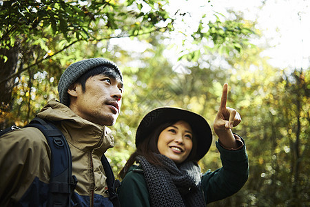 一对在山林中的夫妇图片