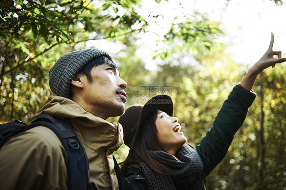 一对夫妇探索山林图片