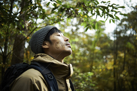 在森林深处呼吸的男人图片