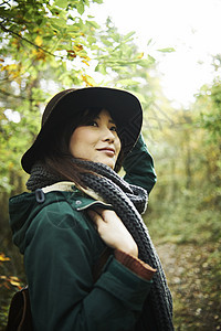 探索森林的女人图片