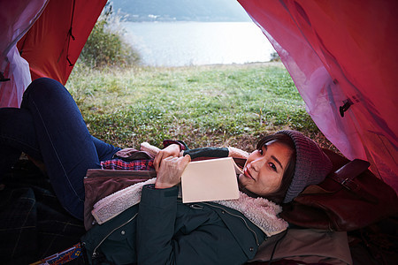 帐篷里的女人阅读书籍图片