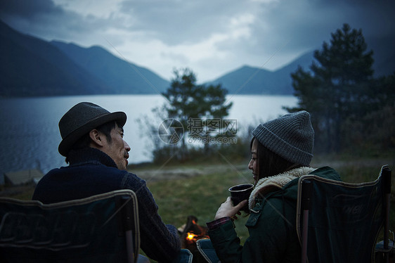 一对夫妇在湖边上说话图片