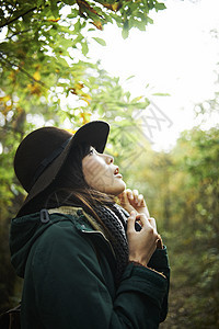 在森林美女仰望天空图片