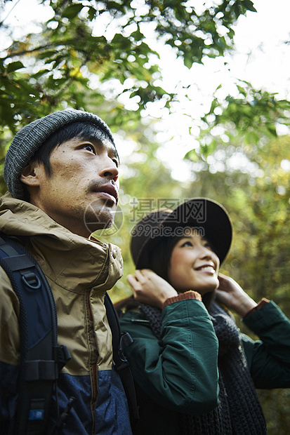 一对夫妇漫步在森林里图片