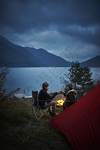 湖边放松的野营情侣图片