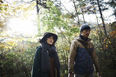 露营夫妇漫步在森林里图片