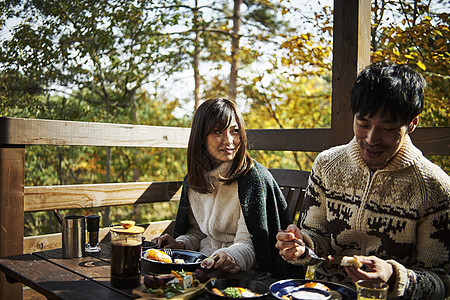 野外享用早餐的情侣图片