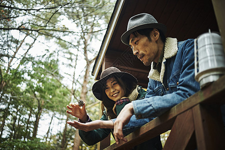 一对夫妇在小屋外聊天
图片