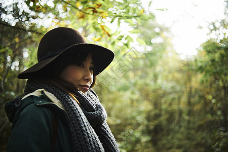 一个女人走在山上图片