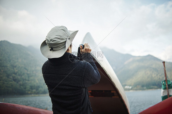 拿皮划艇的男人图片