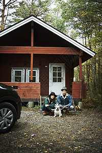 旅行者露营休息在小屋外图片