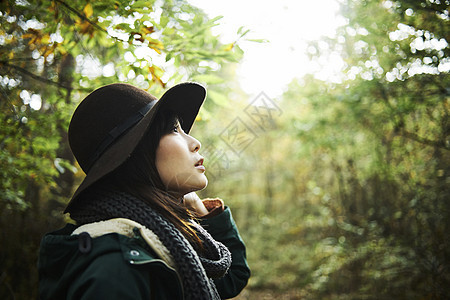 徒步探索森林的女人图片